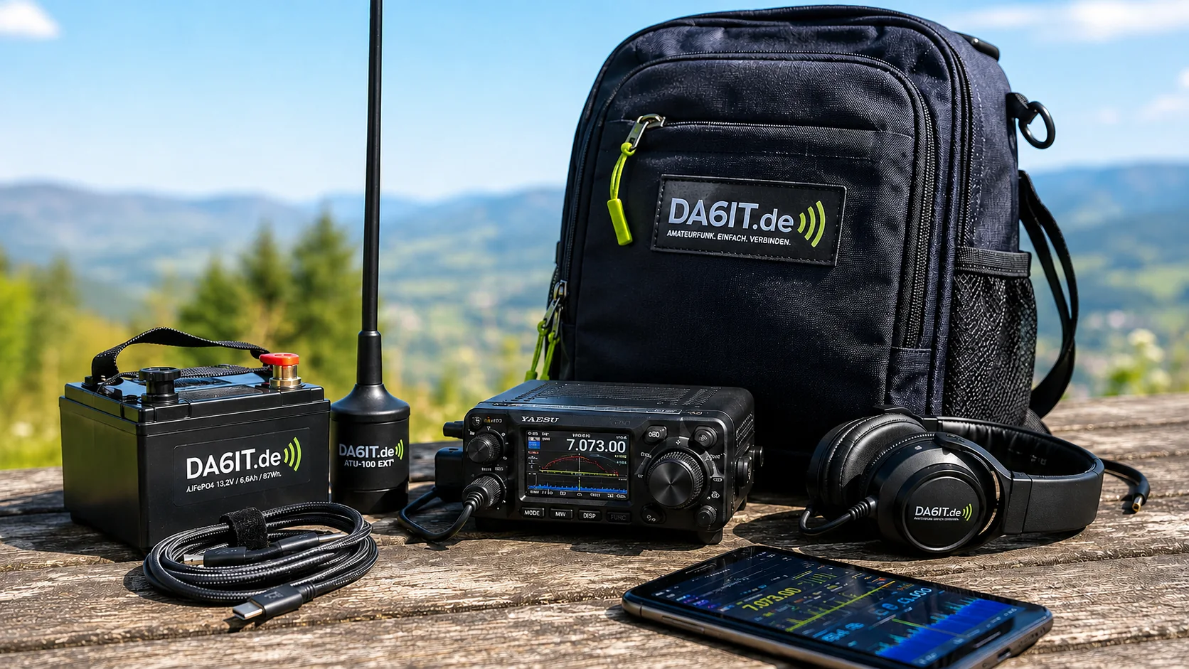 Kompaktes Portabel-Setup mit FTX-1-artigem Transceiver, Akku, Antenne und Smartphone.